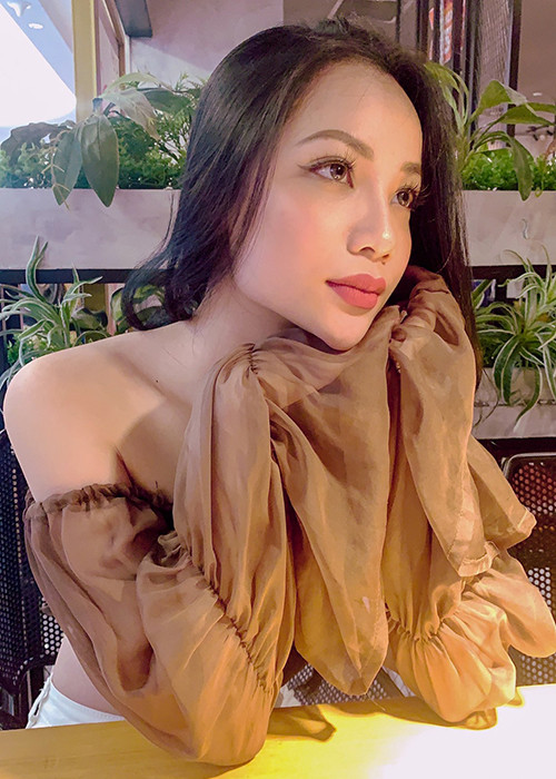 Ngoài đời, 9X theo đuổi phong cách gợi cảm.