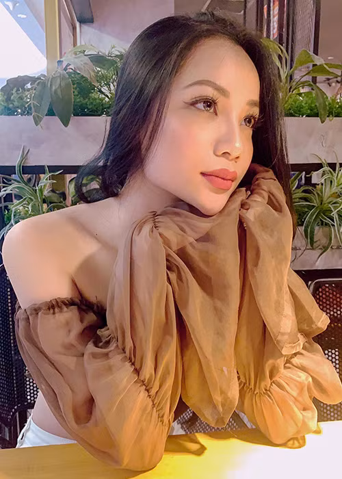 Ngoài đời, 9X theo đuổi phong cách gợi cảm.