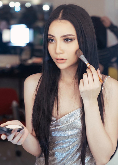 Nữ người mẫu tham gia các cuộc thi nhan sắc để tìm kiếm cơ hội nghề nghiệp.