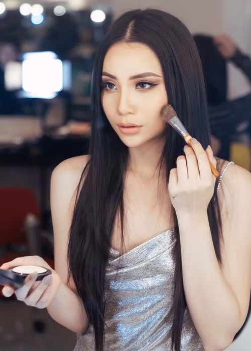 Nữ người mẫu tham gia các cuộc thi nhan sắc để tìm kiếm cơ hội nghề nghiệp.