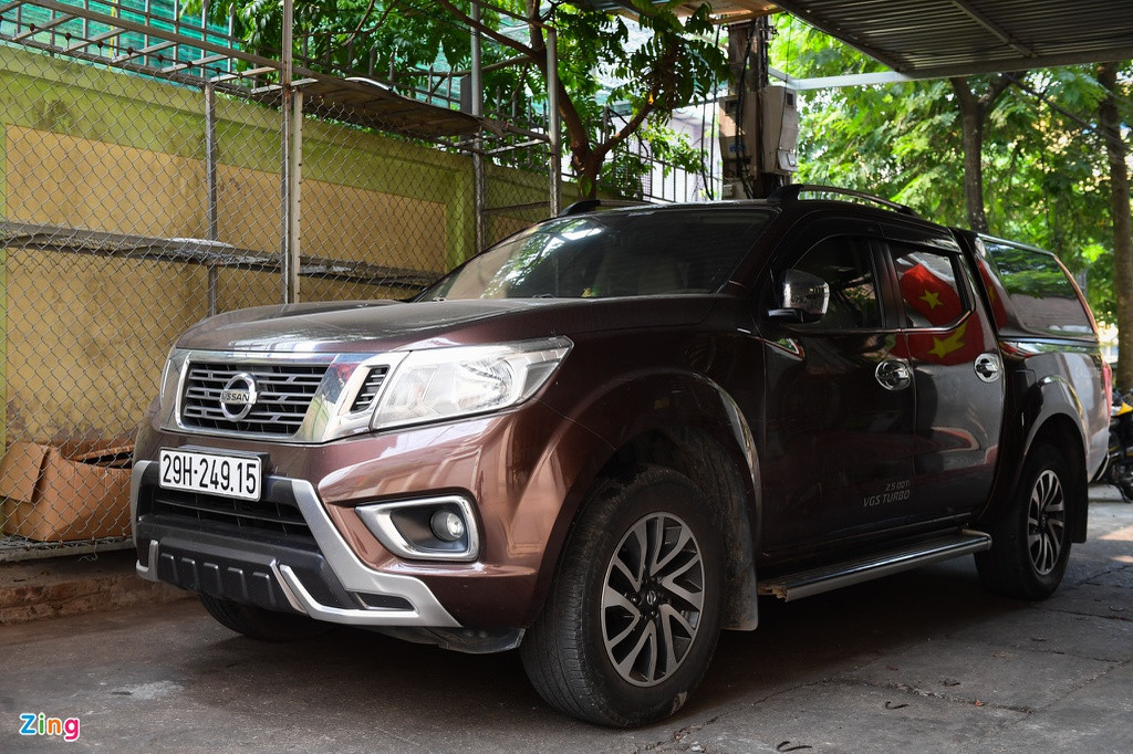 Chiếc xe bán tải thường chở thực phẩm chay của cơ sở đi tiêu thụ nay nằm im lìm. Trước đó, Chi cục Vệ sinh An toàn thực phẩm Hà Nội phối hợp UBND huyện Đông Anh đã kiểm tra, lập biên bản vi phạm hành chính đối với công ty này về các vi phạm: Để người tiếp xúc trực tiếp với thực phẩm không đeo khẩu trang; dụng cụ thu gom chất thải rắn không có nắp đậy; hàng hóa có nhãn ghi không đầy đủ nội dung bắt buộc theo quy định và ra quyết định xử phạt 17,5 triệu đồng.