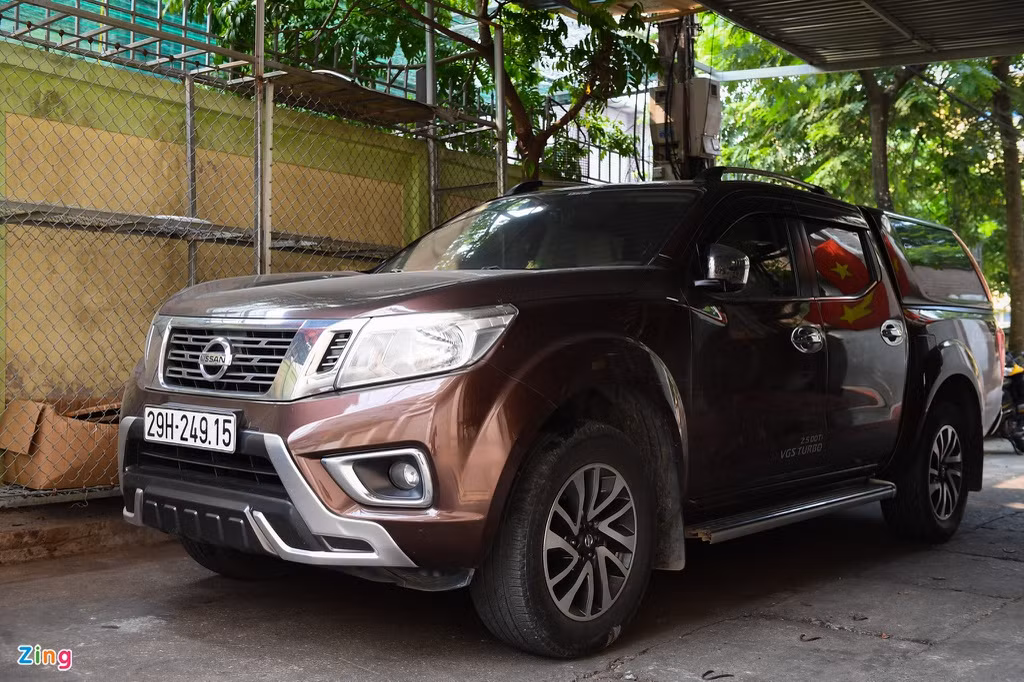 Chiếc xe bán tải thường chở thực phẩm chay của cơ sở đi tiêu thụ nay nằm im lìm. Trước đó, Chi cục Vệ sinh An toàn thực phẩm Hà Nội phối hợp UBND huyện Đông Anh đã kiểm tra, lập biên bản vi phạm hành chính đối với công ty này về các vi phạm: Để người tiếp xúc trực tiếp với thực phẩm không đeo khẩu trang; dụng cụ thu gom chất thải rắn không có nắp đậy; hàng hóa có nhãn ghi không đầy đủ nội dung bắt buộc theo quy định và ra quyết định xử phạt 17,5 triệu đồng.