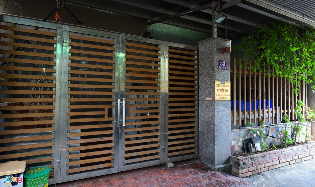 Tương tự, tại cơ sở sản xuất pate Minh Chay (Công ty TNHH Hai thành viên Lối sống mới) trong con ngõ rộng hơn 3 mét, số 53, tổ 2 thị trấn Đông Anh, Hà Nội cũng đã đóng cửa, niêm phong dừng hoạt động.