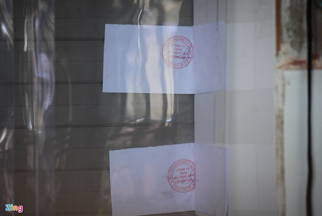 Trước cửa ngôi nhà dùng làm nơi chế biến thực phẩm cũng đã bị niêm phong. Một người hàng xóm cho biết ngôi nhà được sử dụng làm cơ sở sản xuất thực phẩm chay khoảng 2 năm nay. “Thông thường có khoảng 10 nhân viên làm việc tại đây. Bắt đầu từ đợt dịch Covid-19, tôi thấy cơ sở làm việc nhộn nhịp hơn, số lượng nhân viên cũng đông hơn trước", người hàng xóm chia sẻ.