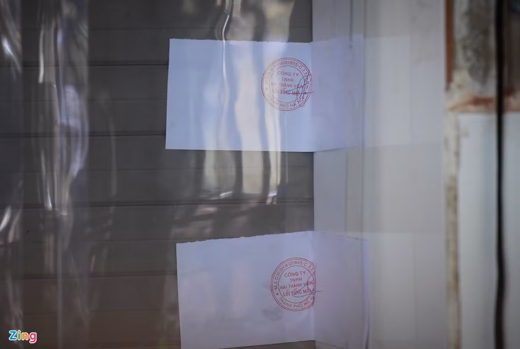 Trước cửa ngôi nhà dùng làm nơi chế biến thực phẩm cũng đã bị niêm phong. Một người hàng xóm cho biết ngôi nhà được sử dụng làm cơ sở sản xuất thực phẩm chay khoảng 2 năm nay. “Thông thường có khoảng 10 nhân viên làm việc tại đây. Bắt đầu từ đợt dịch Covid-19, tôi thấy cơ sở làm việc nhộn nhịp hơn, số lượng nhân viên cũng đông hơn trước", người hàng xóm chia sẻ.