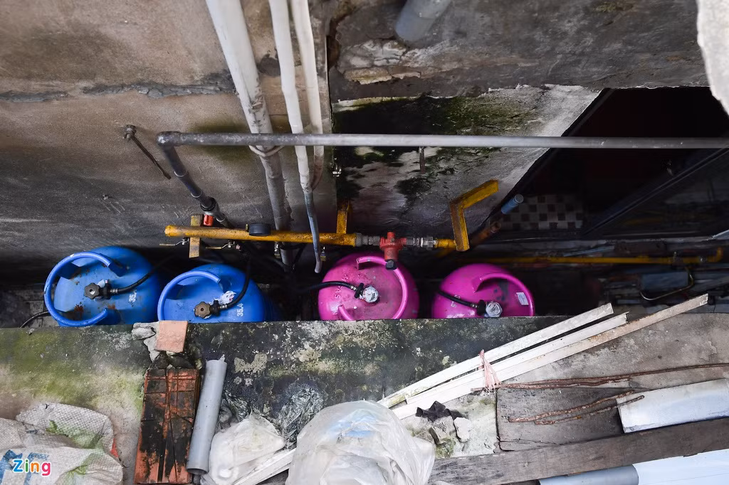 Chỉ tay về phía 4 chiếc bình ga nằm sau khu nhà sản xuất pate Minh Chay, người hàng xóm cho hay: “Từ khi nhà này làm cơ sở sản xuất đồ chay, tôi thường phải đóng kín cửa sổ vì sợ mùi khí gas bốc lên gây nguy hiểm đến sức khỏe. Nếu chẳng may có cháy nổ thì hậu quả khó lường".