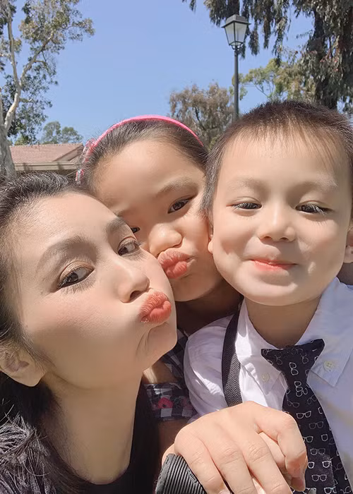 Gần đây nữ diễn viên cho biết, các con đã bước vào năm học mới. "Cả nhà mình đã hoàn thành tuần học online đầu tiên, trộm vía mỗi ngày nhận email phản hồi của các cô giáo bố mẹ cũng yên tâm hơn. Chúng ta cùng cố gắng nhé!", Diệu Hương nhắn nhủ đến các con.