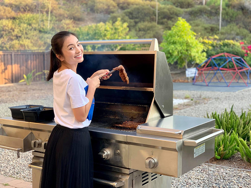 Bà mẹ hai con vừa làm việc vừa chăm sóc chồng con.