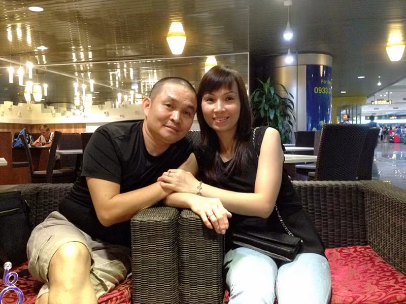 Xuân Hinh không ít lần tâm sự, anh cảm thấy biết ơn vì vợ luôn ủng hộ anh và chăm sóc cho hai con khôn lớn.