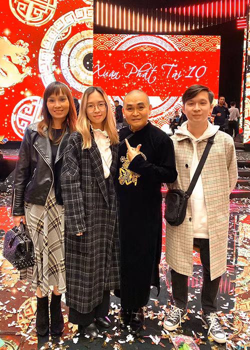 Hai con của Xuân Hinh thường xuyên có mặt ở các chương trình để ủng hộ bố.