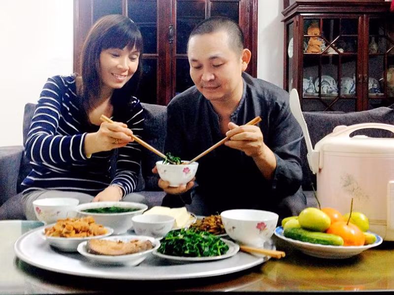 Bà xã của Xuân Hinh hết lòng vun vén gia đình từ việc nhà đến chăm sóc con cái để chồng yên tâm làm nghệ thuật.