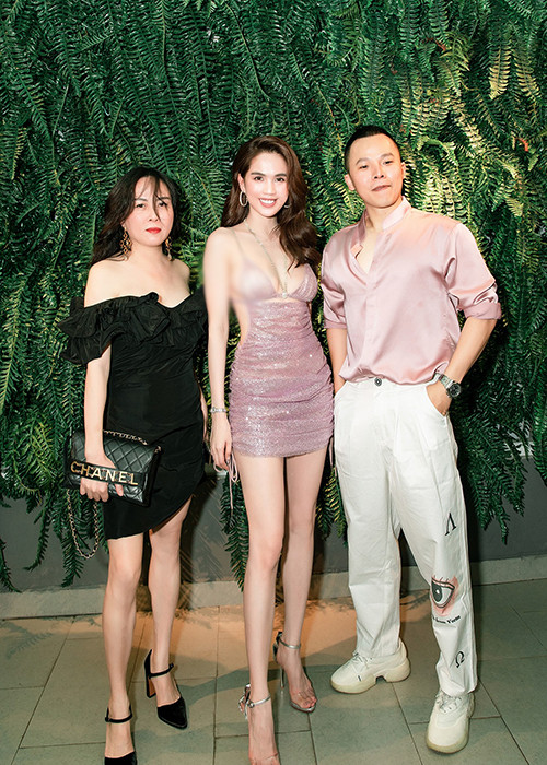 "Nữ hoàng nội y" trở thành tâm điểm của buổi tiệc.