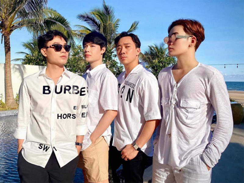 Trúc Nhân (ngoài cùng bên trái) là ca sĩ bước ra từ cuộc thi Giọng hát Việt năm 2012. Anh có giọng hát nội lực, phong cách âm nhạc biến hóa đa dạng.