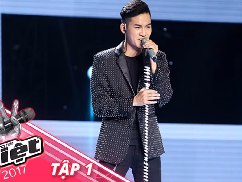 Ali Hoàng Dương - một thành viên nhóm Cờ cá ngựa là quán quân Giọng hát Việt 2017. Anh hát hay, nhảy đẹp, ngoại hình sáng sân khấu.