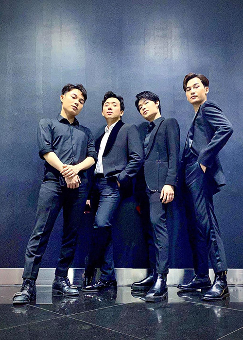 Gần đây, nhóm Cờ cá ngựa gây chú ý. Nhóm gồm 4 thành viên: Trấn Thành, Quang Trung, Trúc Nhân và Ali Hoàng Dương.