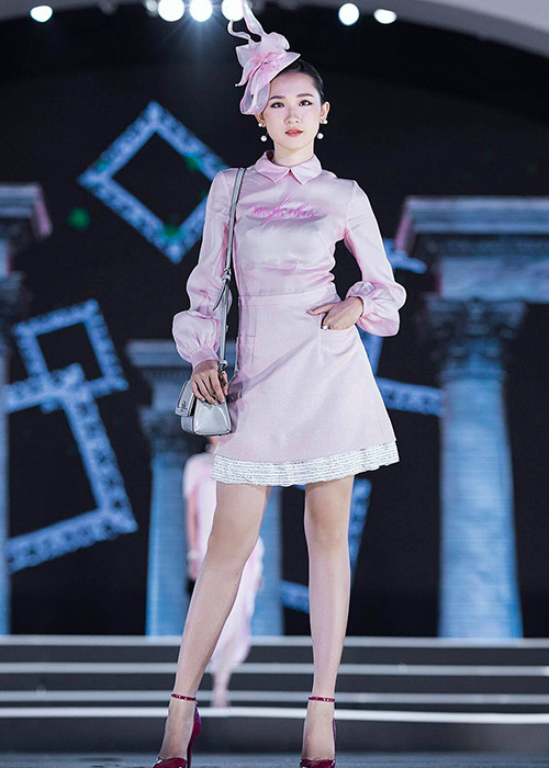 Năm 2018, Cẩm Nhi đoạt danh hiệu Á khôi 2 cuộc thi Sinh viên Tài năng - Thanh lịch DTU do Đại học Duy Tân tổ chức.