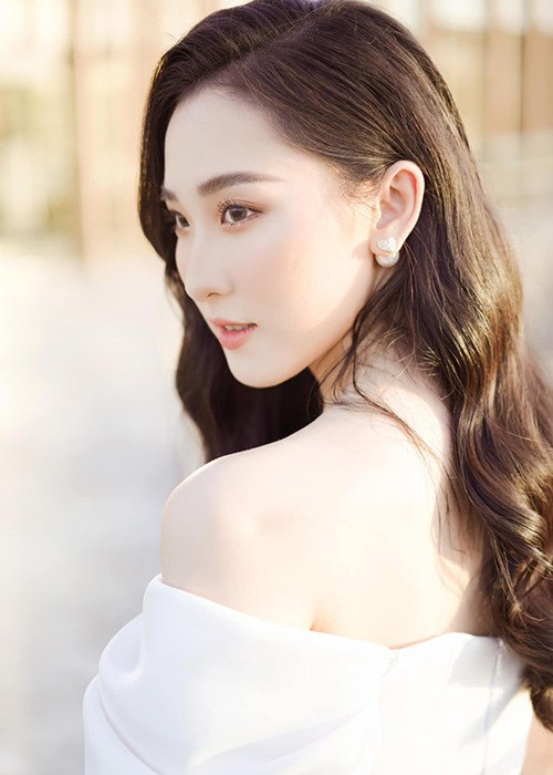 Chia sẻ trên Tiền Phong về lý do không còn tham gia Hoa hậu Việt Nam 2020, Cẩm Nhi cho biết, cô muốn ưu tiên cho các mục đích trước mắt và cần thời gian để hoàn thiện bản thân trước khi trở lại cuộc thi này.