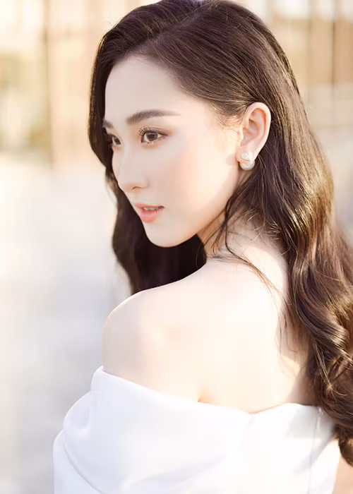 Chia sẻ trên Tiền Phong về lý do không còn tham gia Hoa hậu Việt Nam 2020, Cẩm Nhi cho biết, cô muốn ưu tiên cho các mục đích trước mắt và cần thời gian để hoàn thiện bản thân trước khi trở lại cuộc thi này.