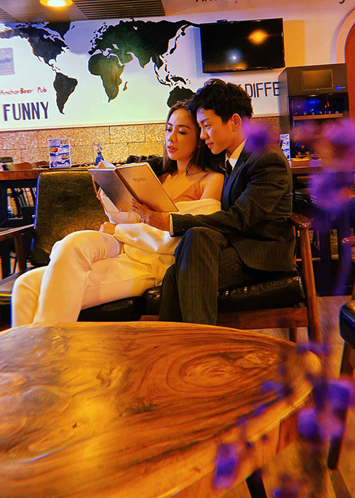 Cặp đôi dính như sam, dành cho nhau những lời mật ngọt.