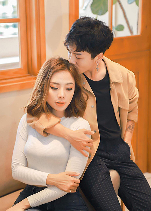 Trước ngày ra tòa, Lan Trinh cho biết, người yêu mất nhiều ngày để tìm kiếm luật sư tư vấn và vùi đầu vào tài liệu.