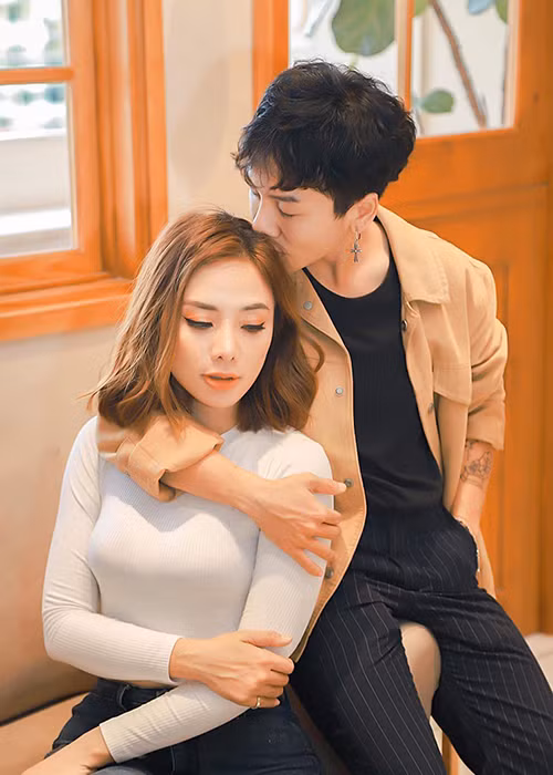 Trước ngày ra tòa, Lan Trinh cho biết, người yêu mất nhiều ngày để tìm kiếm luật sư tư vấn và vùi đầu vào tài liệu.