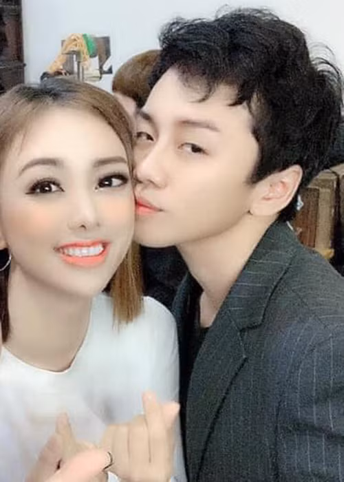 Để bảo vệ đối phương, người yêu của Miko Lan Trinh quyết định không đăng tải hình ảnh hôn môi nữa.