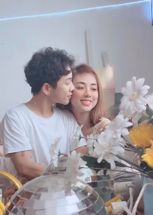 Cách đây không lâu, cặp đôi gây tranh cãi khi đăng lên TikTok cá nhân đoạn clip hôn như "nuốt lưỡi".