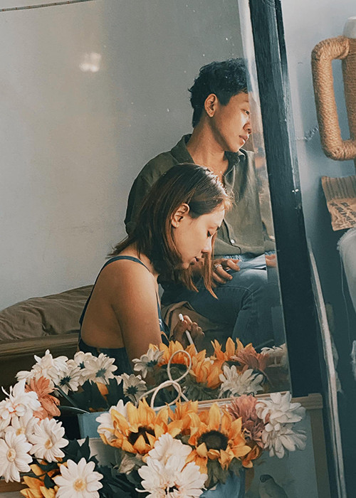 Kim Uyên là người yêu đầu tiên Lan Trinh công khai với công chúng. Trước đó, nữ ca sĩ rất kín tiếng.