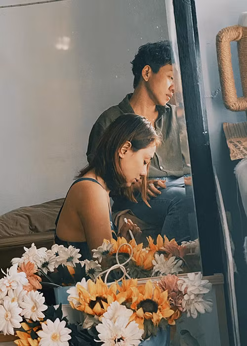 Kim Uyên là người yêu đầu tiên Lan Trinh công khai với công chúng. Trước đó, nữ ca sĩ rất kín tiếng.