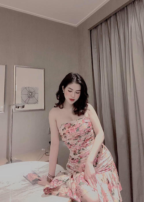 Hương Trần lựa chọn phong cách gợi cảm vừa đủ, không quá táo bạo như Hồng Quế.