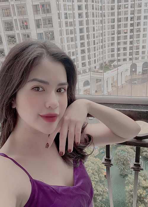 Hiện tại, ồn ào giữa Hương Trần và Hồng Quế tiếp tục nóng lên khi vợ cũ của Việt Anh tố đàn em thuê người dằn mặt. Tuy nhiên, Hương Trần không quên "cà khịa" công khai địa chỉ và nhắn Hồng Quế cần tiền thuê người thì cô cho vay. Mời quý độc giả xem video "Hồng Quế - Huỳnh Anh hẹn hò". Nguồn VTC