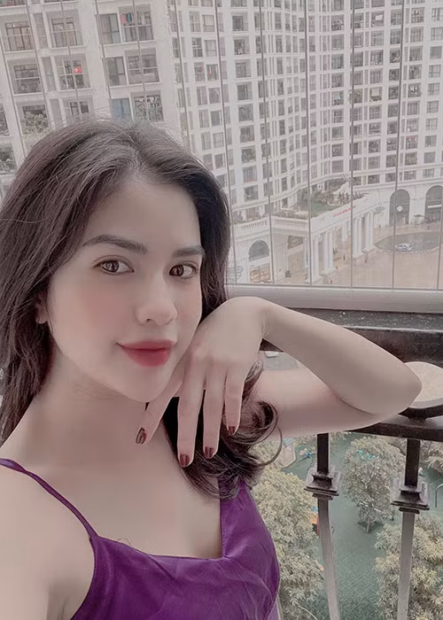 Hiện tại, ồn ào giữa Hương Trần và Hồng Quế tiếp tục nóng lên khi vợ cũ của Việt Anh tố đàn em thuê người dằn mặt. Tuy nhiên, Hương Trần không quên "cà khịa" công khai địa chỉ và nhắn Hồng Quế cần tiền thuê người thì cô cho vay. Mời quý độc giả xem video "Hồng Quế - Huỳnh Anh hẹn hò". Nguồn VTC