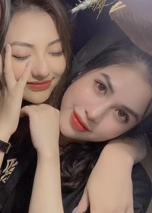 Theo Hương Trần, vì mối quan hệ thân thiết, cô cho đàn em 2 lần nợ tiền hàng nhưng Hồng Quế lần nữa không trả tiền.