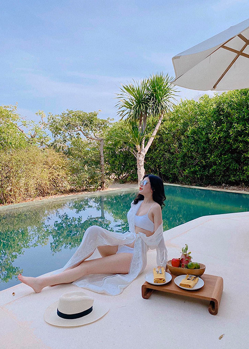 Hương Trần sở hữu làn da trắng mịn màng, những đường cong gợi cảm không kém cạnh Hồng Quế.