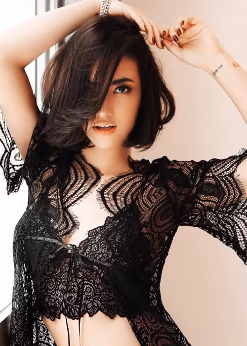 Trước khi vướng ồn ào với Hương Trần, Hồng Quế vốn dính không ít lùm xùm.