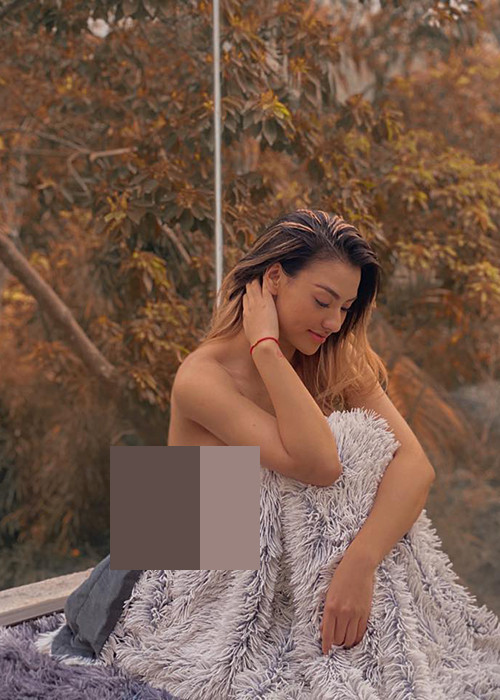 Ngoài những cuộc khẩu chiến, cô còn từng vướng ồn ào mặc hở bạo.