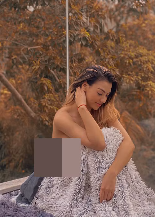 Ngoài những cuộc khẩu chiến, cô còn từng vướng ồn ào mặc hở bạo.