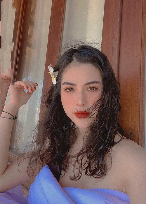 Giống Hồng Quế, vợ cũ của Việt Anh từng qua một lần sinh nở.