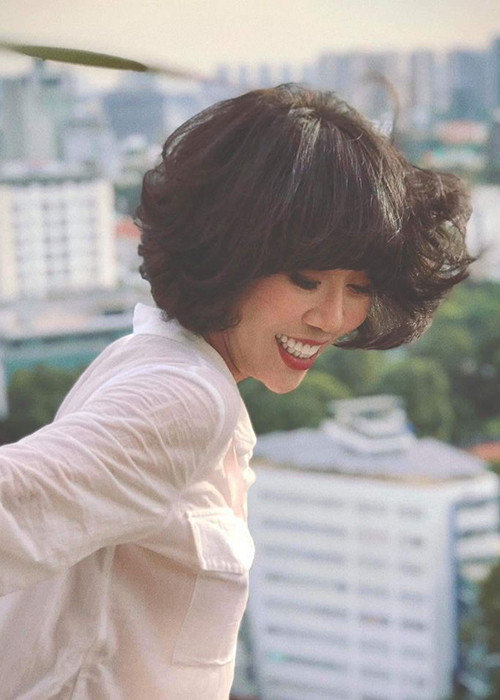 "Đó là người đàn ông thực sự tuyệt vời, tôi tin vào anh ấy. Còn nếu chồng tôi là người đàn ông kém cỏi đến mức bị mặc cảm bởi năng lực của người đàn bà, chắc chắn đó chưa từng là người mà tôi chọn làm chồng", nữ MC cho hay.