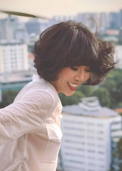 "Đó là người đàn ông thực sự tuyệt vời, tôi tin vào anh ấy. Còn nếu chồng tôi là người đàn ông kém cỏi đến mức bị mặc cảm bởi năng lực của người đàn bà, chắc chắn đó chưa từng là người mà tôi chọn làm chồng", nữ MC cho hay.