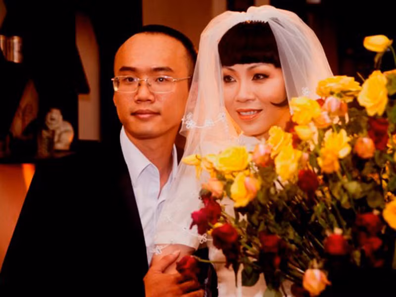 Thúy Miêu "say nắng" Phúc Hậu sau khi gặp ở một quán cafe nhạc xưa. Nữ MC cho biết, cô chủ động "dọn đường" để anh tấn công trước.