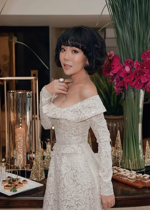  Cuộc hôn nhân của Thúy Miêu bên chồng kém 8 tuổi đến nay vẫn hạnh phúc.