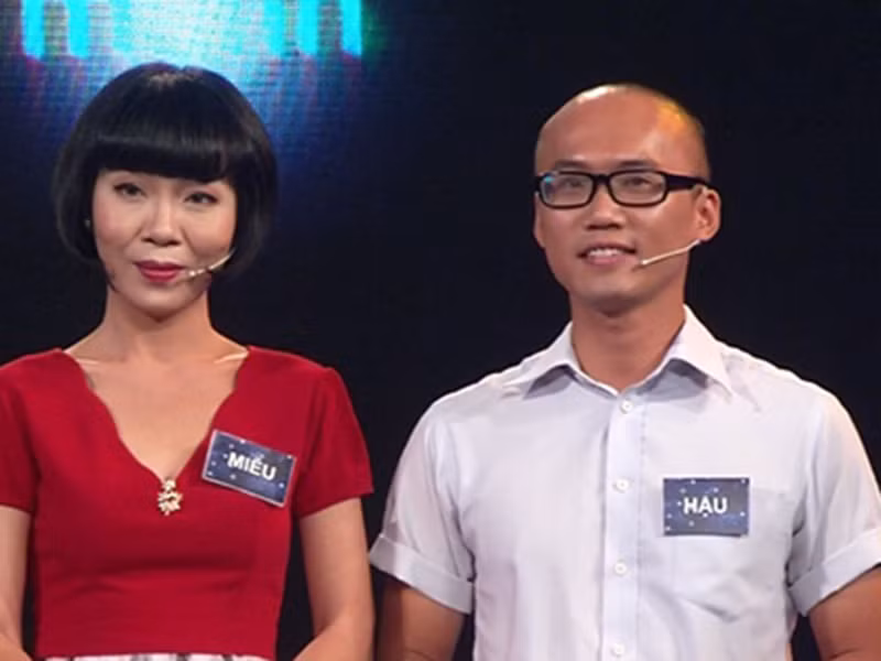 Bất chấp khoảng cách tuổi tác, Phúc Hậu vẫn yêu Thúy Miêu say đắm. Ảnh: Khám phá