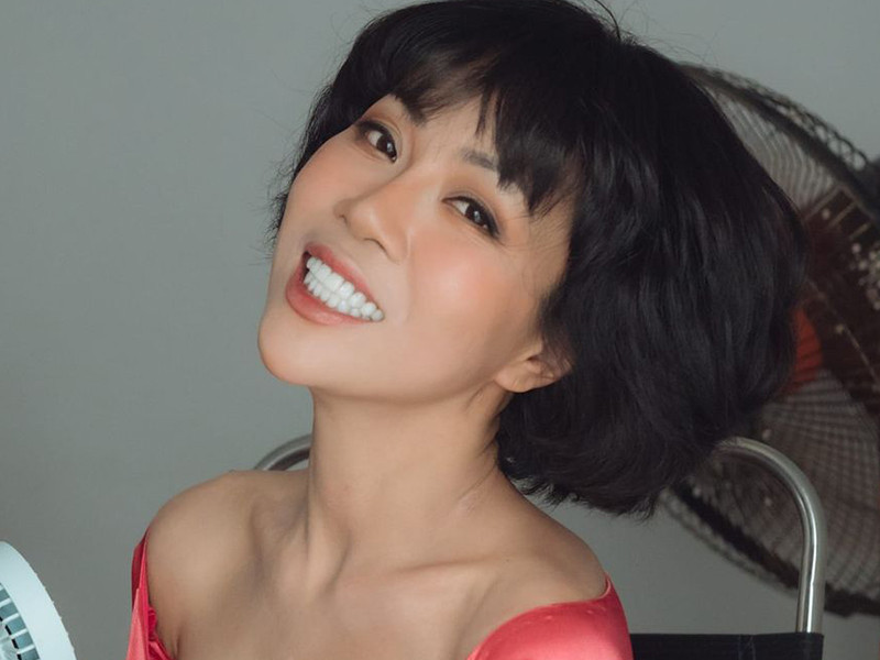 "Tôi cũng không biết tại sao tôi thuyết phục được bà, tôi nghĩ nếu con trai tôi vác về người vợ như tôi thì tôi cũng không đồng ý", nữ MC chia sẻ.