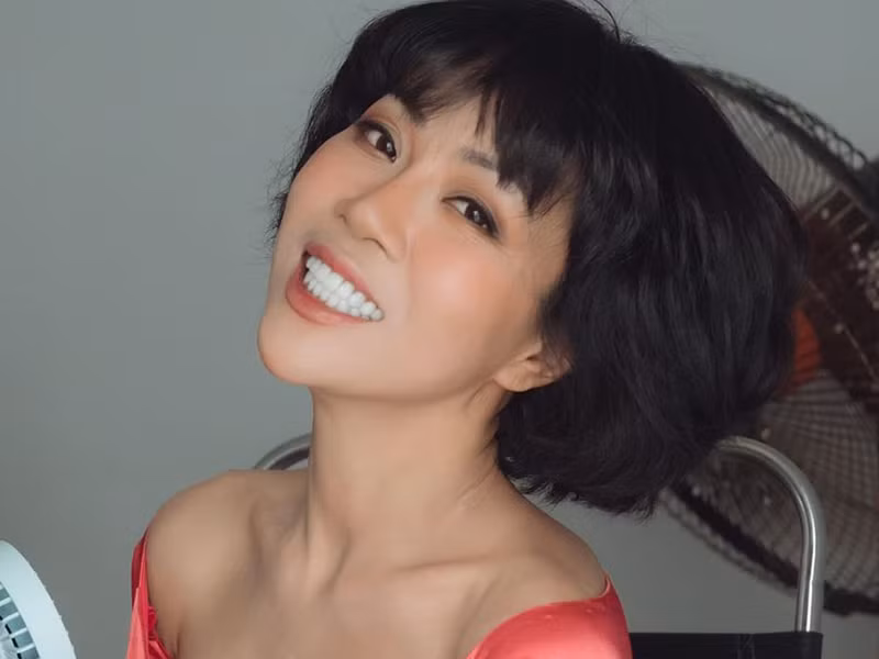 "Tôi cũng không biết tại sao tôi thuyết phục được bà, tôi nghĩ nếu con trai tôi vác về người vợ như tôi thì tôi cũng không đồng ý", nữ MC chia sẻ.