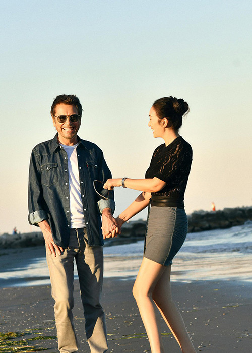 Nhà soạn nhạc Jean Michel Jarre cho biết, ông đã trúng tiếng sét ái tình với Củng Lợi khi gặp nhau ở nhà của một người bạn chung. "Khoảnh khắc lần đầu gặp gỡ tôi liền cảm thấy đối phương là người phụ nữ mình đang tìm kiếm, thậm chí cô ấy giống như một phiên bản khác của tôi. Rất kỳ lạ, chúng tôi ngỡ là bạn bè quen biết nhau từ lâu", ông chia sẻ.