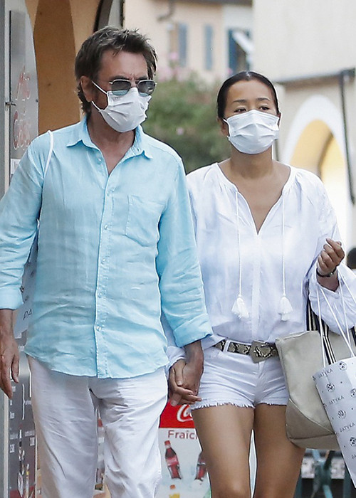 Nhà soạn nhạc Jean Michel Jarre là bến đỗ bình yên của Củng Lợi sau mối tình với Trương Nghệ Mưu bị chỉ trích và cuộc hôn nhân với tỷ phú Hoàng Hòa Tường kéo dài 13 năm.