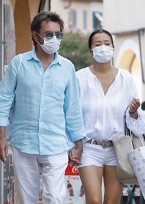 Nhà soạn nhạc Jean Michel Jarre là bến đỗ bình yên của Củng Lợi sau mối tình với Trương Nghệ Mưu bị chỉ trích và cuộc hôn nhân với tỷ phú Hoàng Hòa Tường kéo dài 13 năm.