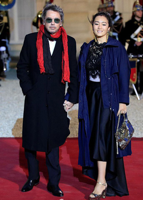 Chồng Củng Lợi sinh năm 1948, là nhà soạn nhạc, nhà sản xuất tài năng, nổi tiếng người Pháp. Ông được coi là bậc thầy âm nhạc điện tử.