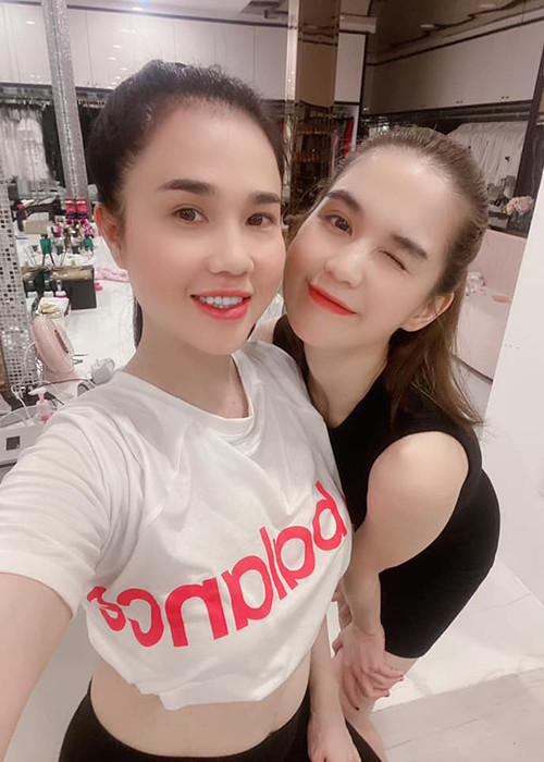 Ngọc Bích là chị gái của Ngọc Trinh. Năm 2016, cô ly hôn ca sĩ Akio Lee. 1 năm sau đó, Ngọc Bích khoe tình mới điển trai.